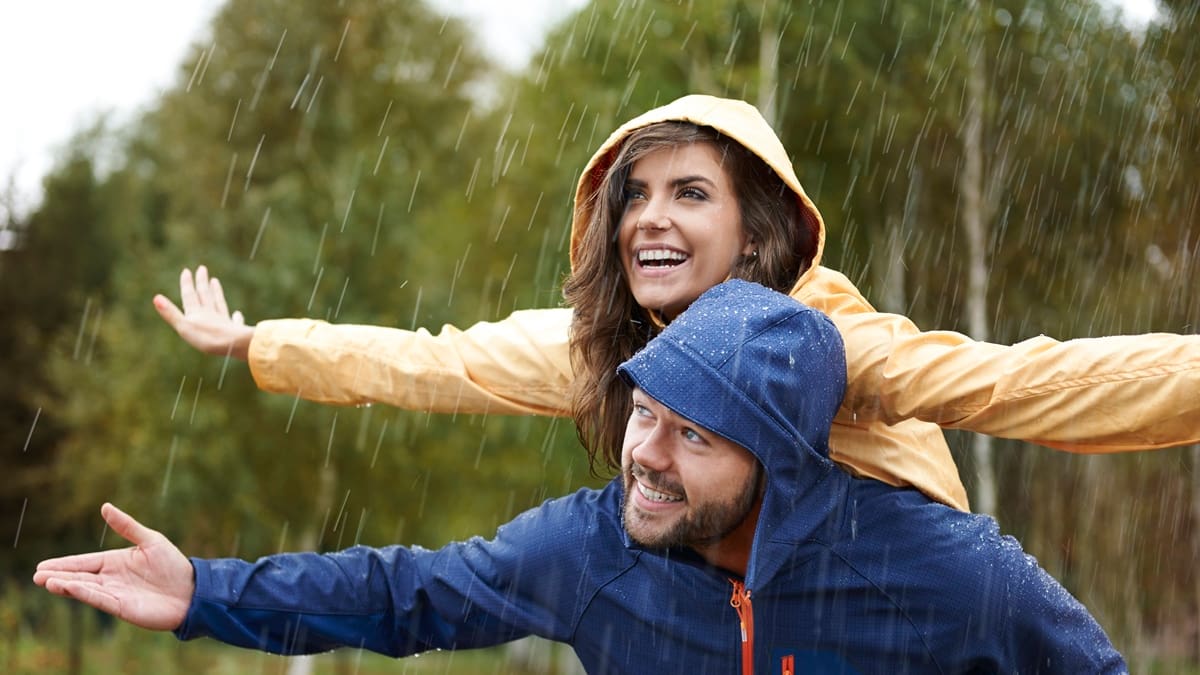 Qué significa que una persona no use paraguas los días de lluvias y tormentas, según la psicología