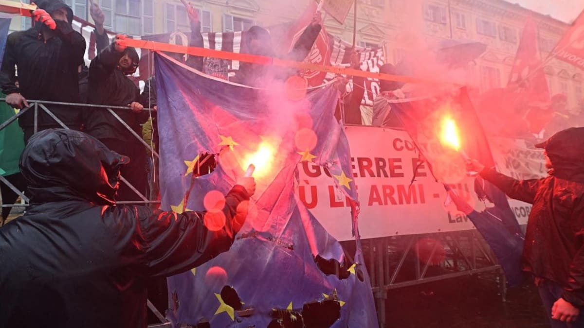Queman bandera de la Unión Europea y de la OTAN en Turín por el Día internacional de los trabajadores. Foto EFE.