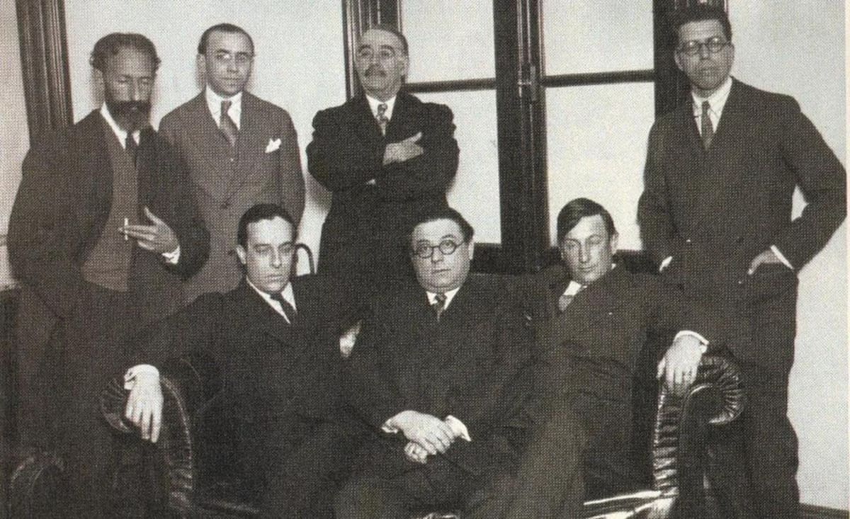Quiroga (de pie, el primero de la izquierda), su amigo Leopoldo Lugones (con brazos cruzados), Baldomero Fernández Moreno (sentado, a la izquierda) y Alberto Gerchunoff (sentado, al centro)