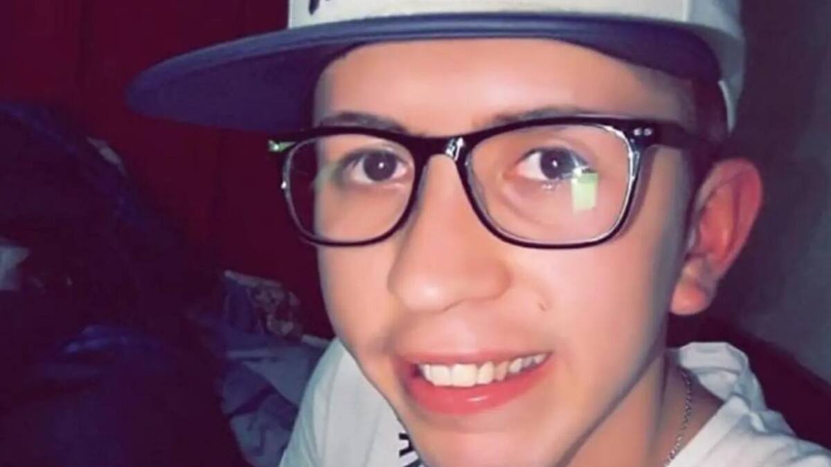 Quiso escapar de un robo, lo atropelló un tren y pelea por su vida