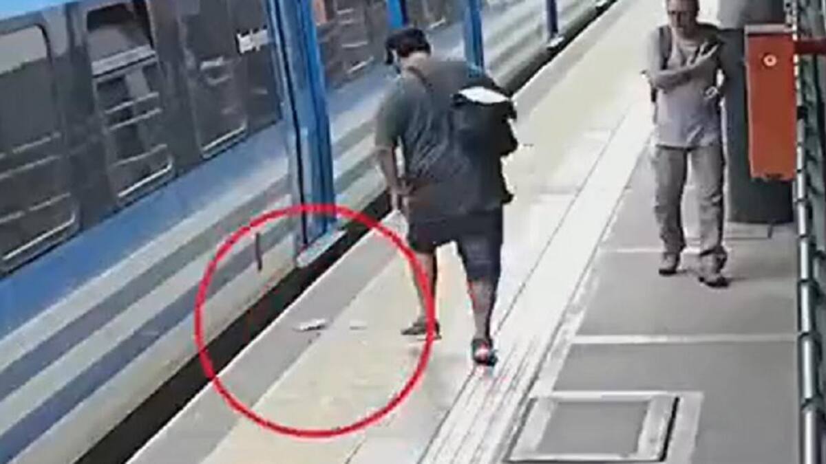 Quiso robar un celular y se le cayó a las vías del tren. Foto: captura video Trenes Argentinos.