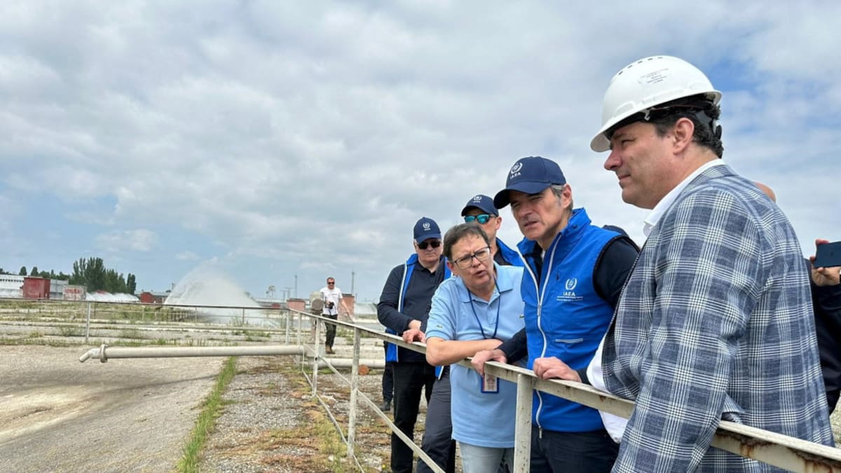 Rafael Grossi en la planta nuclear de Zaporiyia. Foto: Reuters