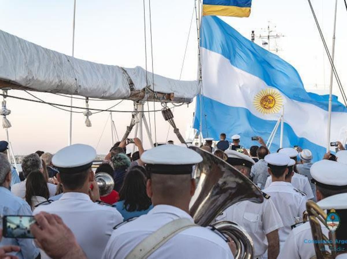 Ramón Puerta en la ceremonia de Promesa a la Bandera en la Fragata Libertad en España