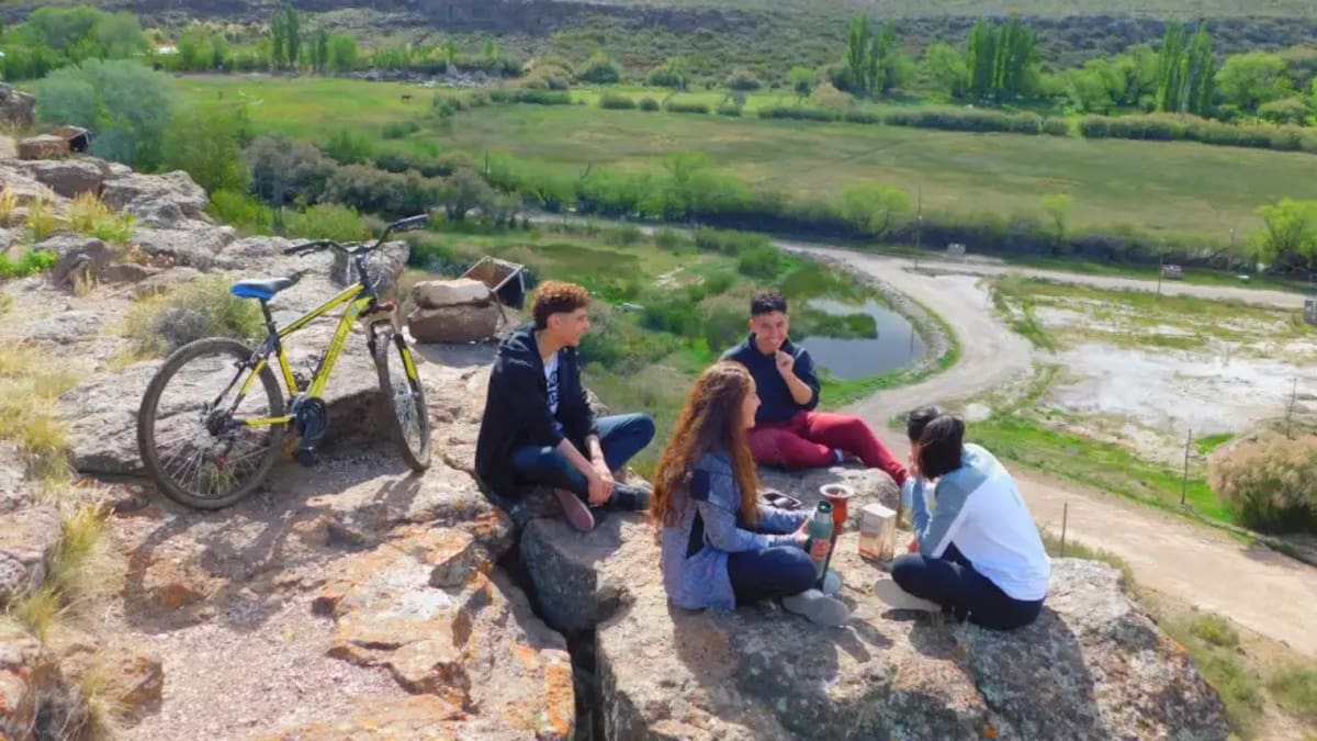 Una joya del Tren Patagónico: el pueblo que esconde pinturas rupestres de 800 años y tiene paisajes únicos