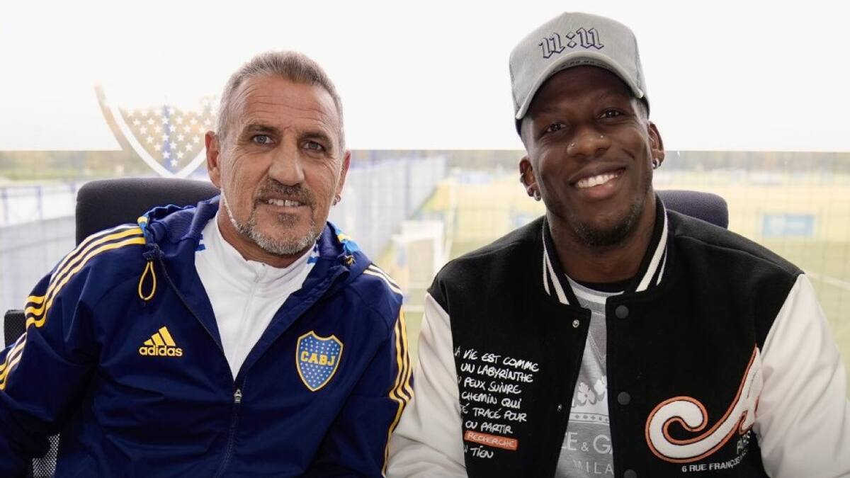 Raúl Cascini junto a Luis Advincula. Foto: X @BocaJrsOficial.