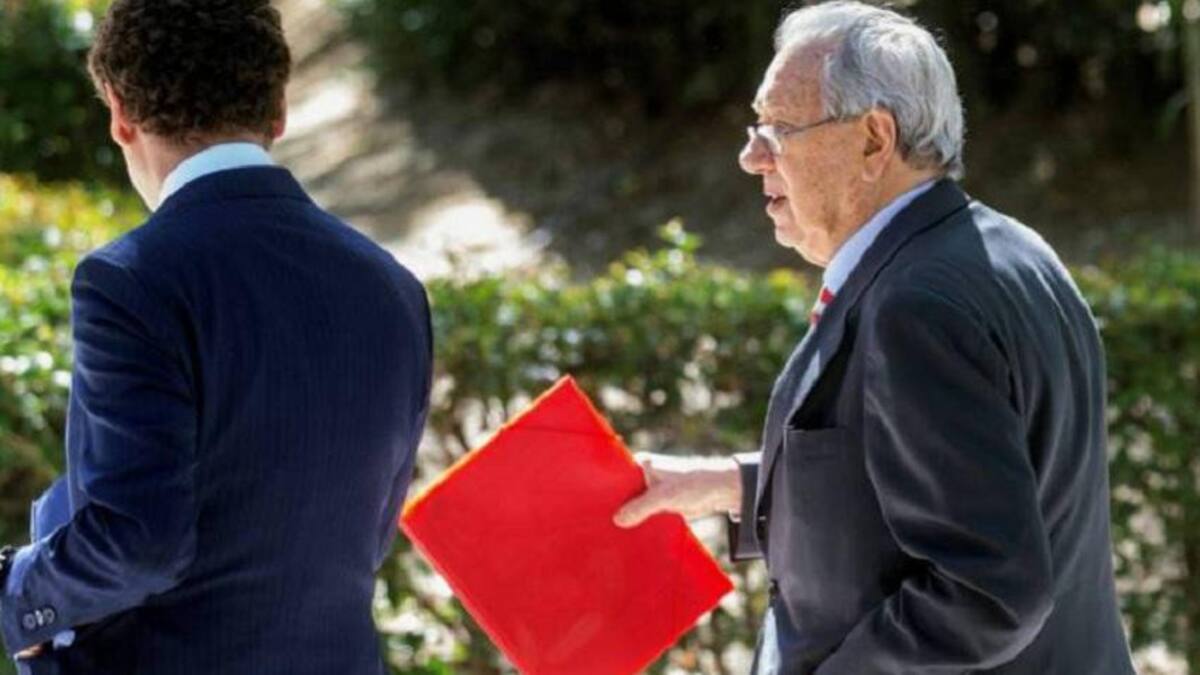 Raúl Morodo sale de la Audiencia Nacional tras declarar ante el juez Pedraz.