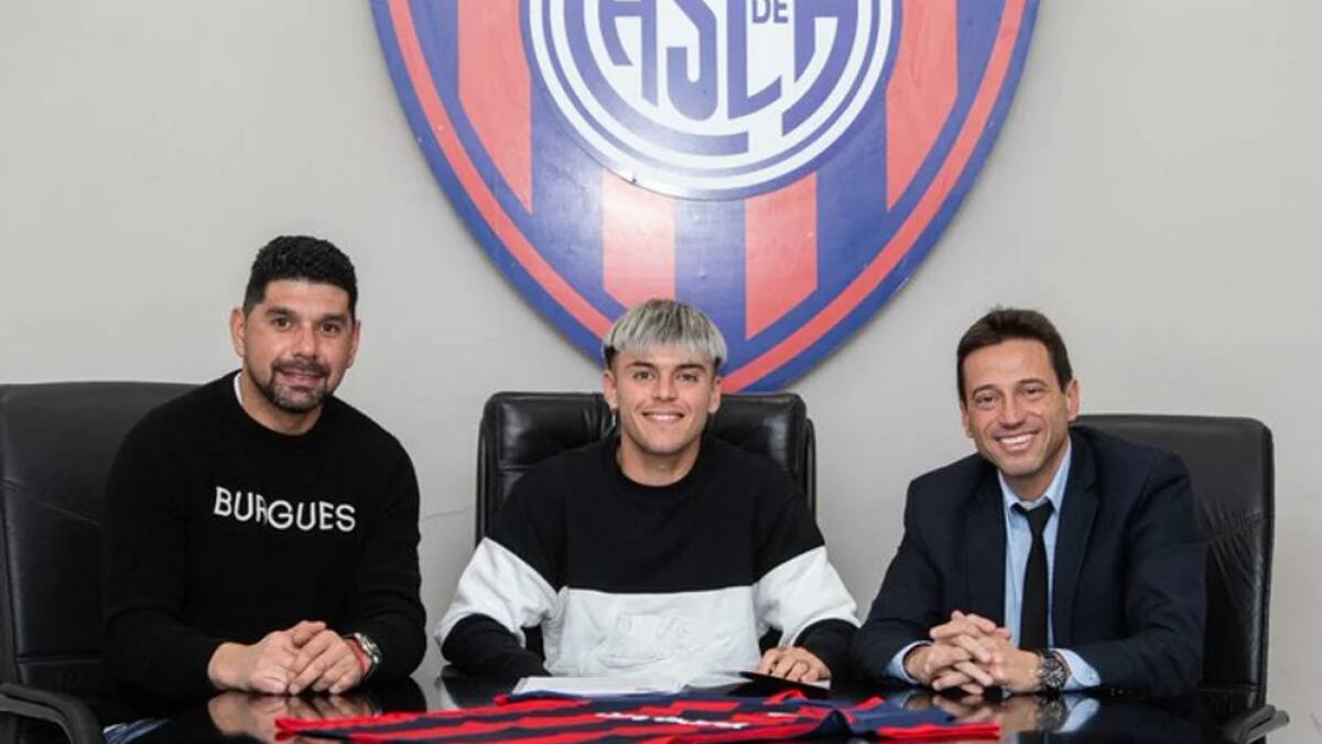 Reali firmando su contrato con San Lorenzo. Foto: NA.