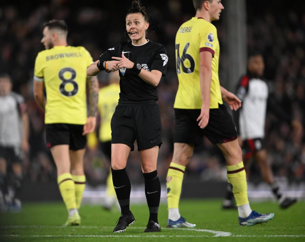 Rebecca Welch, primera mujer en dirigir un partido de Premier. Foto: EFE