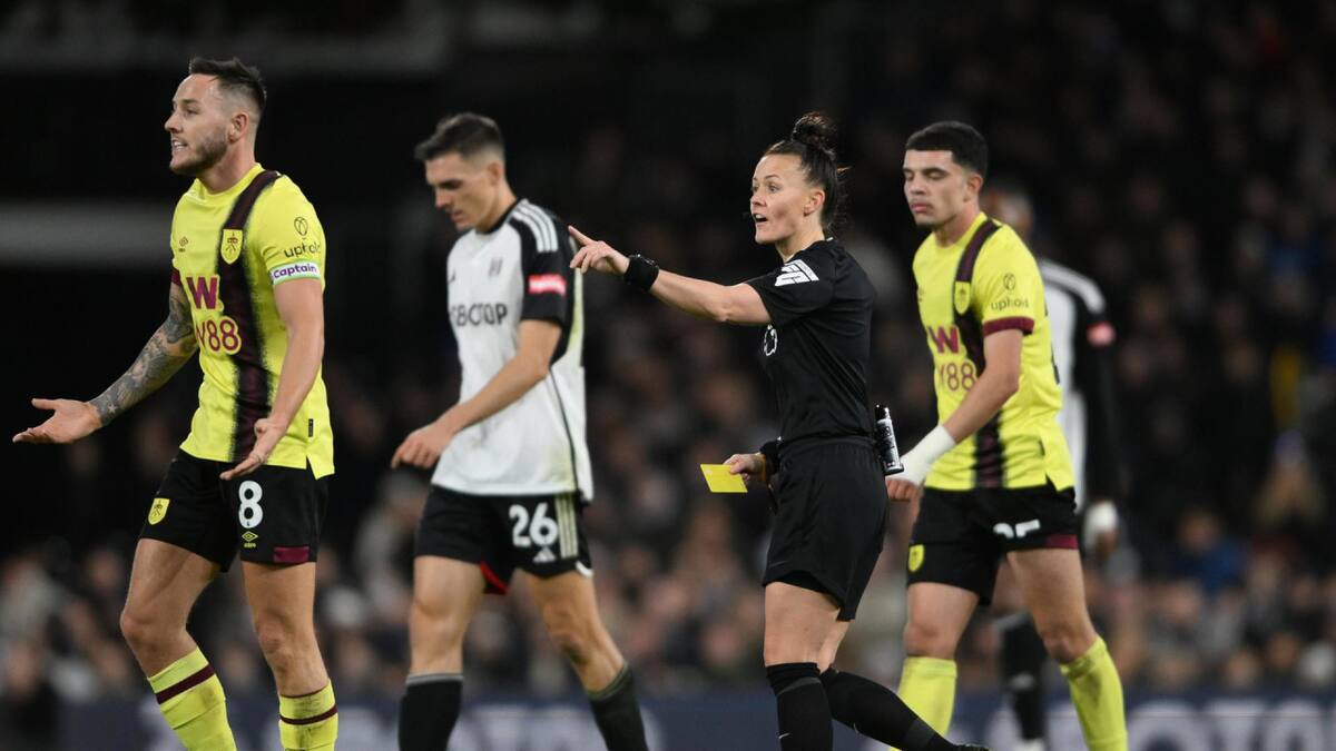 Rebecca Welch, primera mujer en dirigir un partido de Premier. Foto: EFE