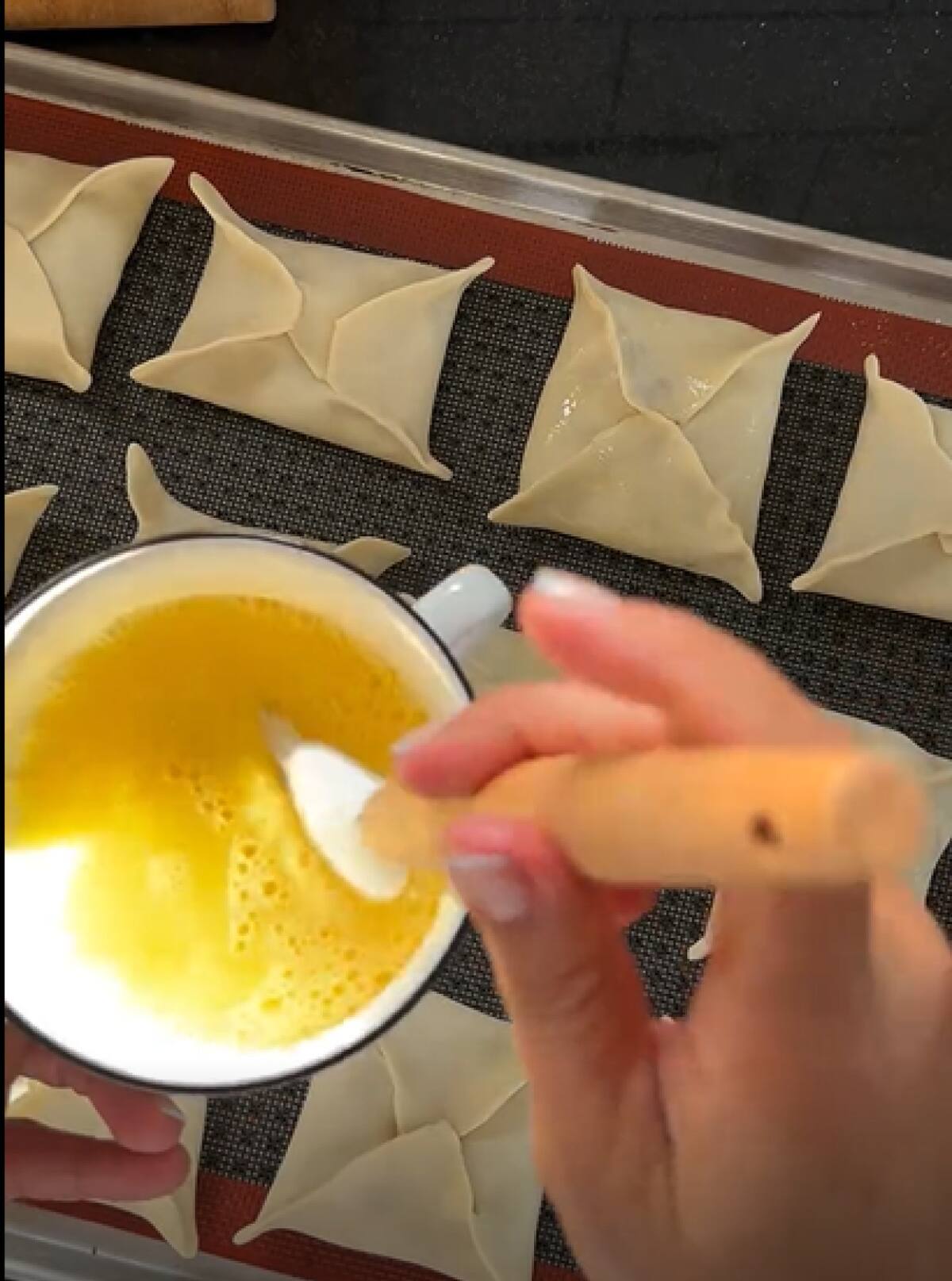 Receta de facturas de manzanas con tapas de empanadas. Foto: Instagram/@mamamelliscocina