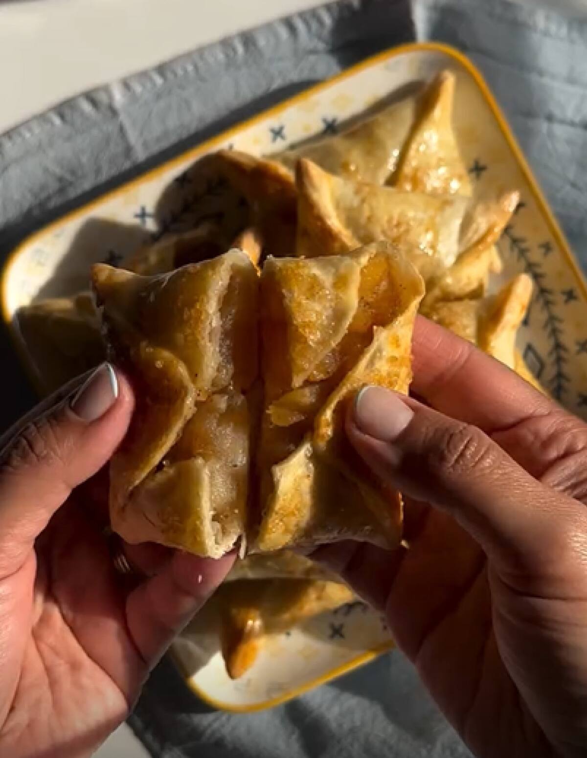 Receta de facturas de manzanas con tapas de empanadas. Foto: Instagram/@mamamelliscocina