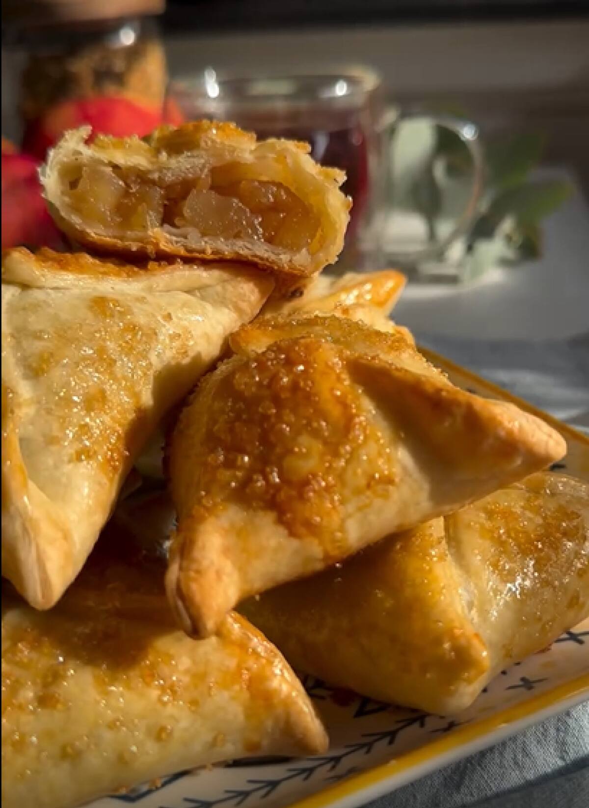 Receta de facturas de manzanas con tapas de empanadas. Foto: Instagram/@mamamelliscocina