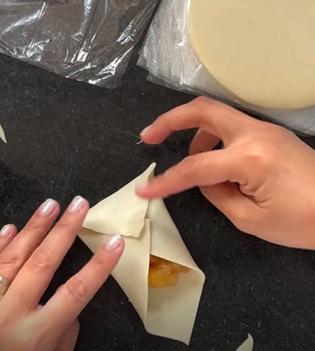 Receta de facturas de manzanas con tapas de empanadas. Foto: Instagram/@mamamelliscocina