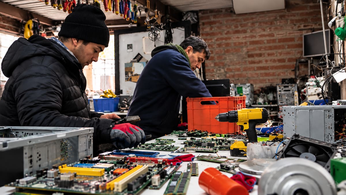 REN recibe computadoras y otros dispositivos en desuso para recuperar componentes, reutilizar materiales y reducir la cantidad de basura electrónica.