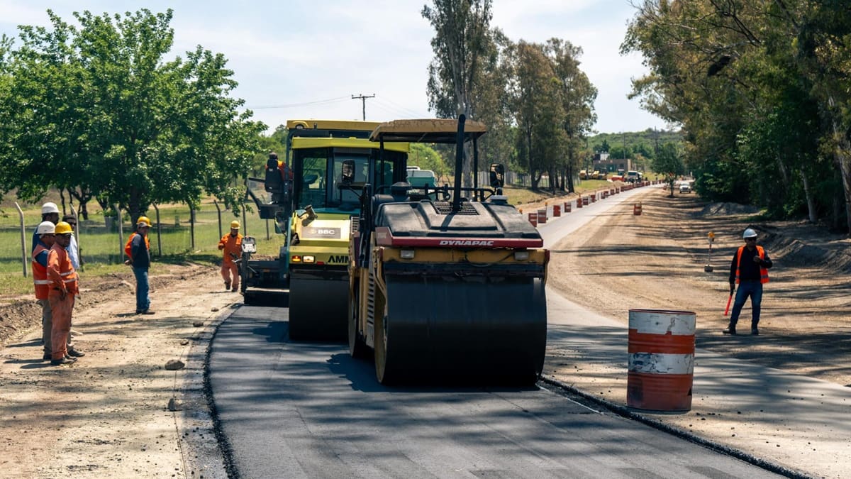 La iniciativa se desarrolló en una colectora de la autopista Córdoba–Carlos Paz, con la participación de especialistas de la UTN. El proyecto busca comparar la resistencia y durabilidad del nuevo pavimento frente al asfalto convencional y evaluar su aplicación.