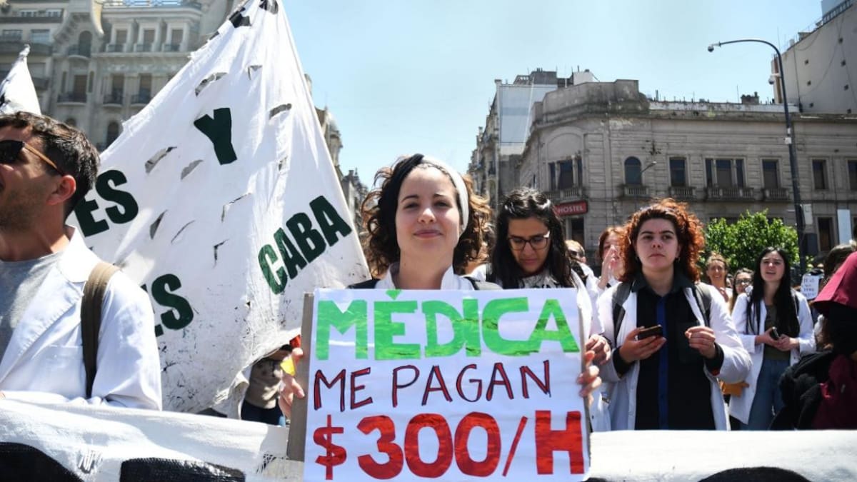 Reclamo del personal de salud por recomposición salarial. Foto: Télam.