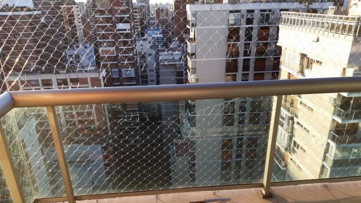 Red cortada del balcón desde donde cayó Gustavo Martínez