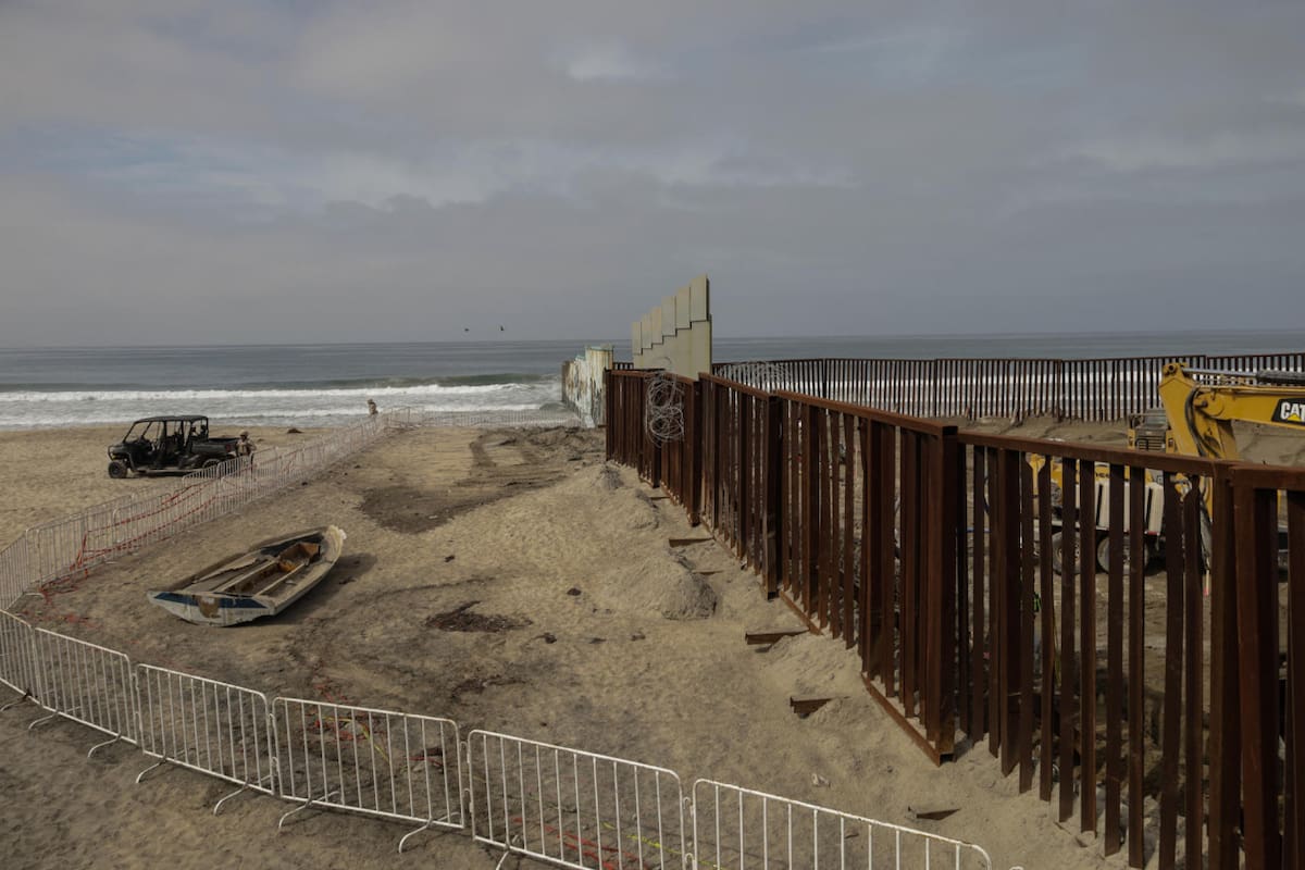 Refuerzo del muro fronterizo entre EE.UU. y México. Foto: EFE.