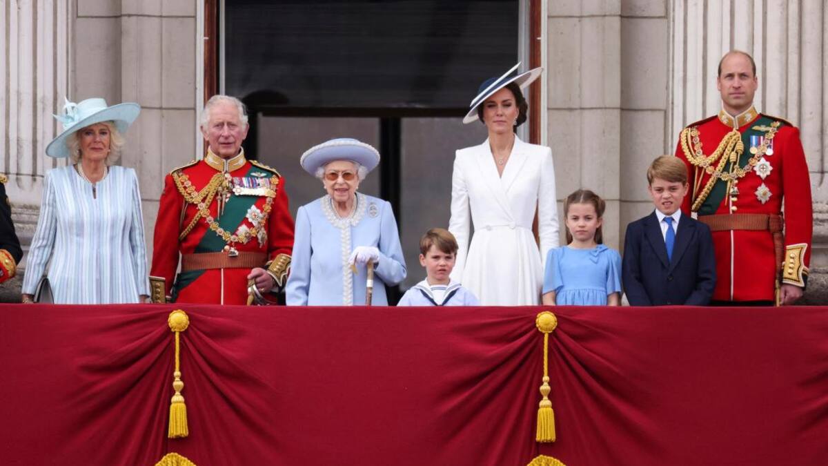 Reina Isabel II junto a Carlos y Guillermo. Foto: REUTERS.