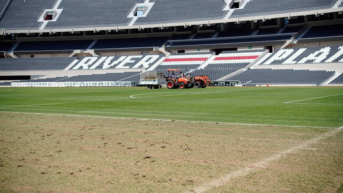 Renovación de césped en el estadio Más Monumental, de River Plate.