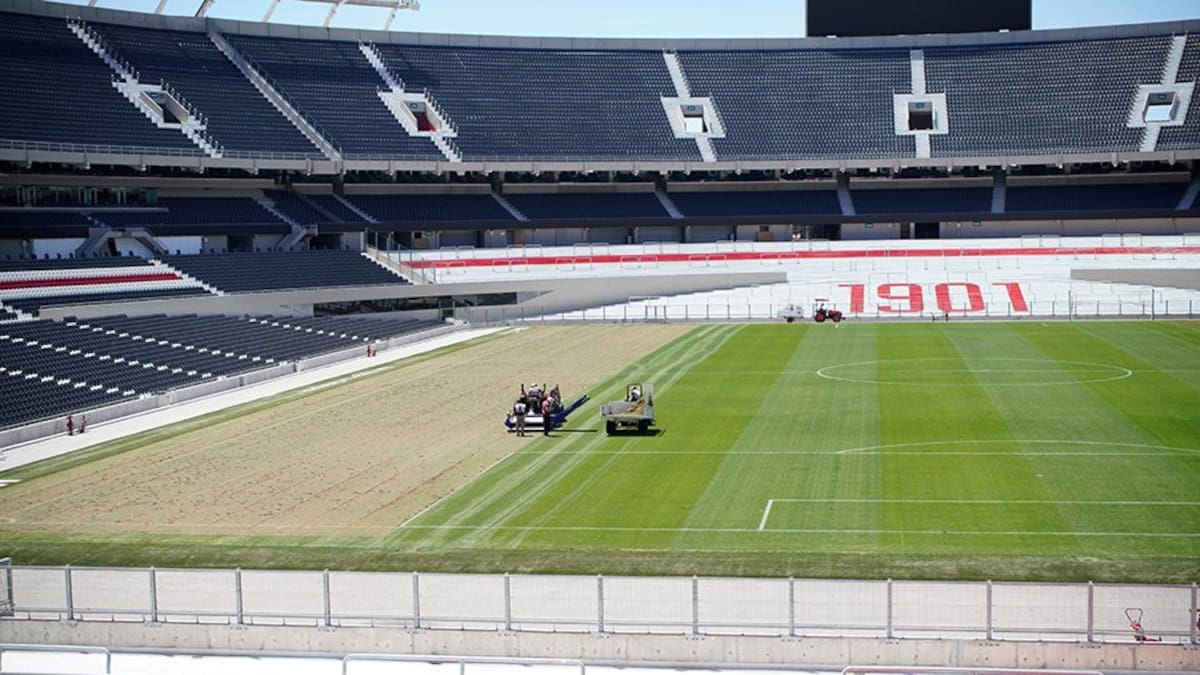 Renovación de césped en el estadio Más Monumental, de River Plate.