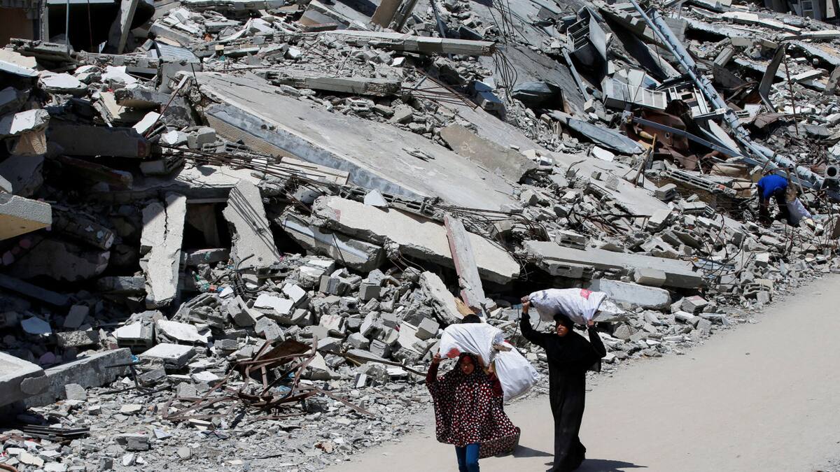 Reparto de ayuda humanitaria en la Franja de Gaza. Foto: REUTERS/Mahmoud Issa.