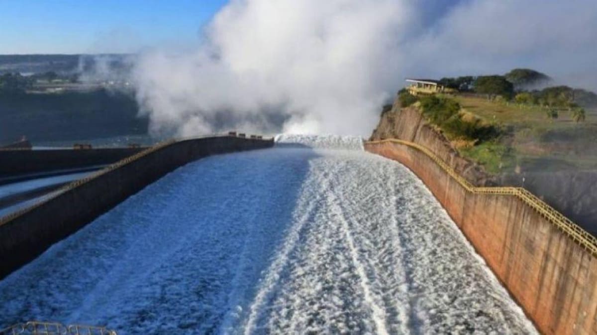 Impactante video de la apertura de compuertas de la represa Itaipú, para abastecer al río Paraná