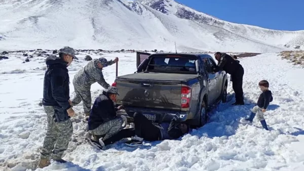 Hazaña heroica en Neuquén: quedaron atrapados en la nieve, caminó 15 kilómetros para pedir ayuda y logró salvar a su familia