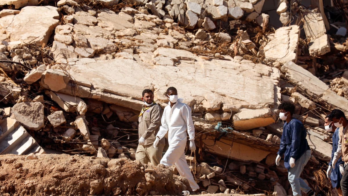 Rescatistas caminan frente a edificios que se derrumbaron durante las inundaciones después de "Daniel". Télam
