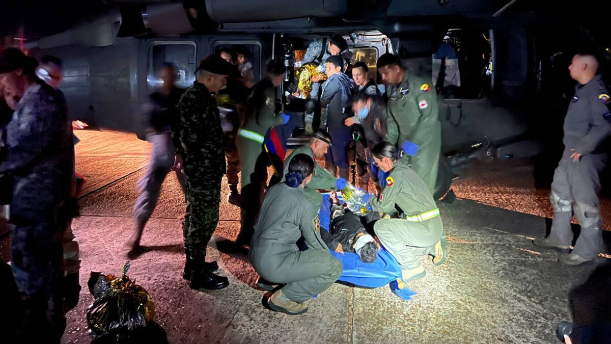 Rescatistas con los niños colombianos. Foto: Reuters.