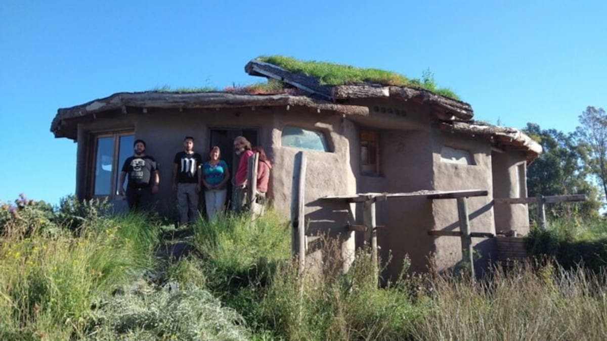 En Tres Arroyos, María Golato y Perico Medina levantaron una vivienda elevada 1,80 metros para protegerla de las inundaciones. La obra demandó 5 años de trabajo intermitente y hoy es el hogar de sus propios creadores.
