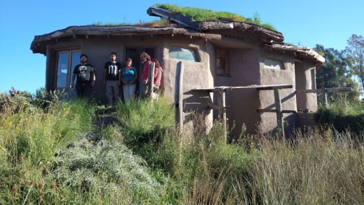 En Tres Arroyos, María Golato y Perico Medina levantaron una vivienda elevada 1,80 metros para protegerla de las inundaciones. La obra demandó 5 años de trabajo intermitente y hoy es el hogar de sus propios creadores.