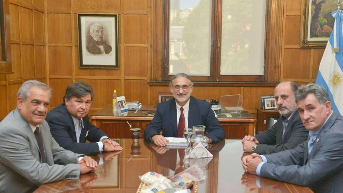 Reunión de la Mesa de Enlace con Luis Basterra