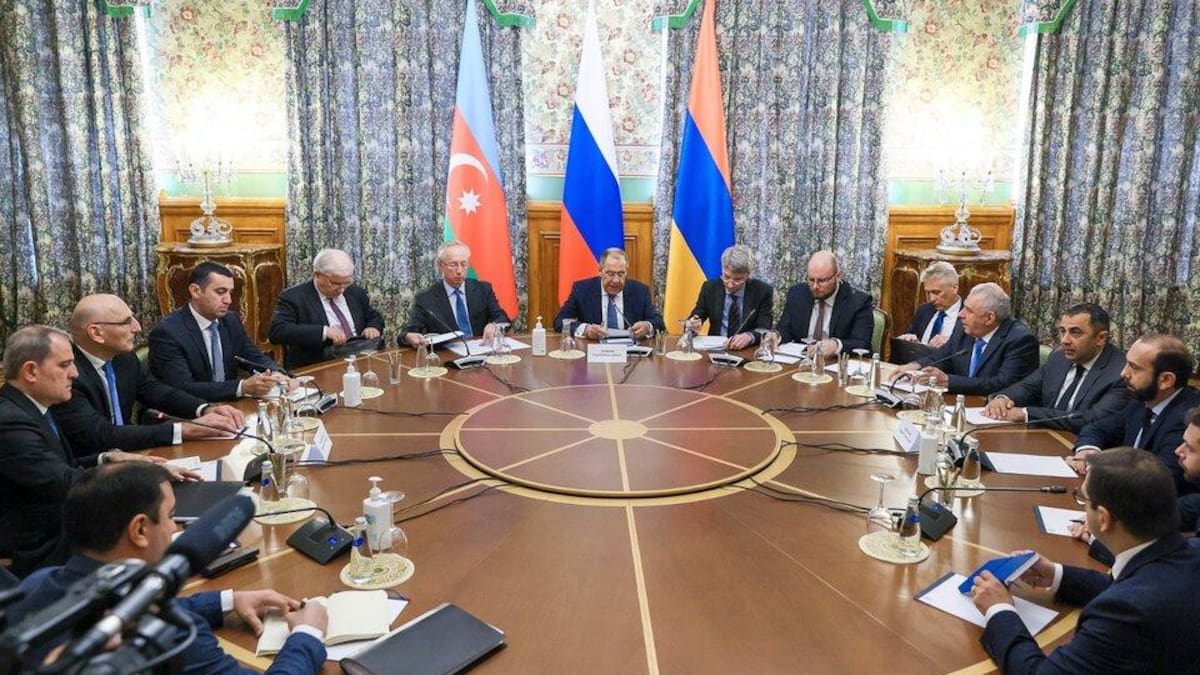 Reunión entre autoridades de Armenia y Azerbaiyán. Foto: EFE