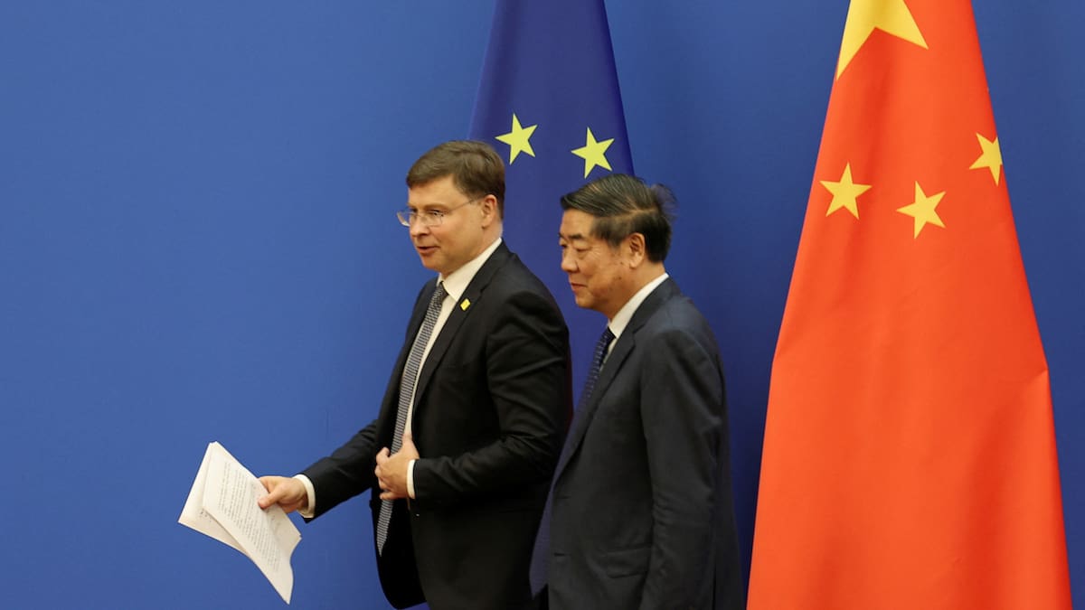 Reunión entre Valdis Dombrovskis de la CE y He Lifeng de China. Foto: Reuters.