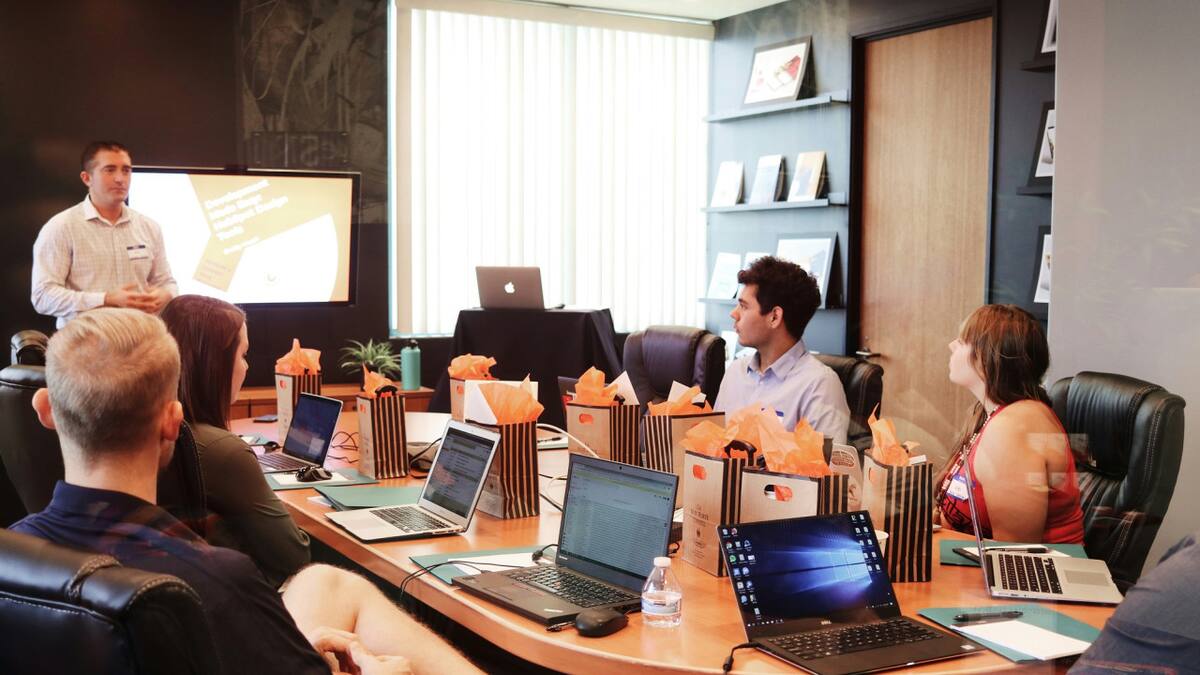Reunión, trabajo. Foto Unsplash.