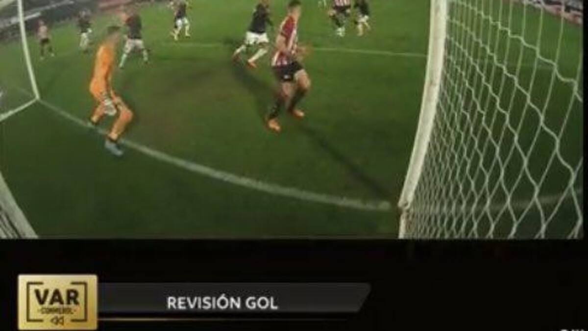 Revisión del VAR sobre el gol de Estudiantes ante Paranaense. Foto: Captura de video.