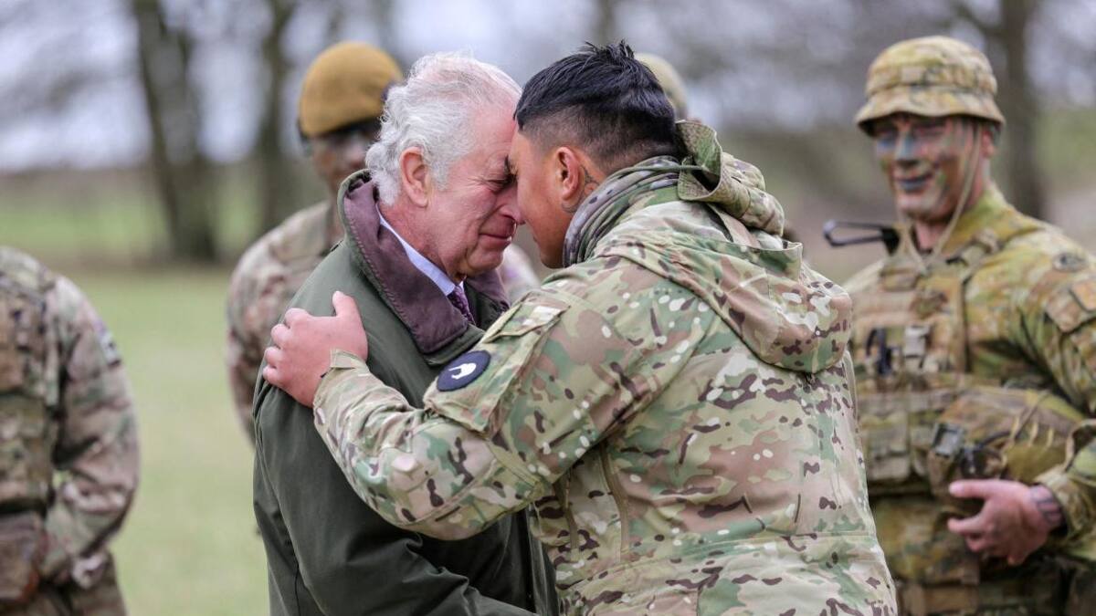 Rey Carlos III visita entrenamiento de militares ucranianos_