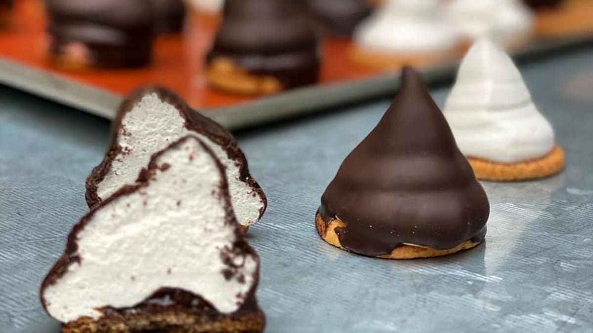 Tiene chocolate, merengue y galletita: la golosina uruguaya que promete revolucionar los kioscos de Argentina