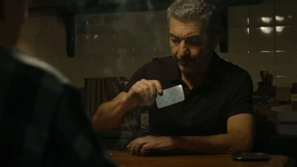 Ricardo Darín durante la escena del truco. Foto: Netflix