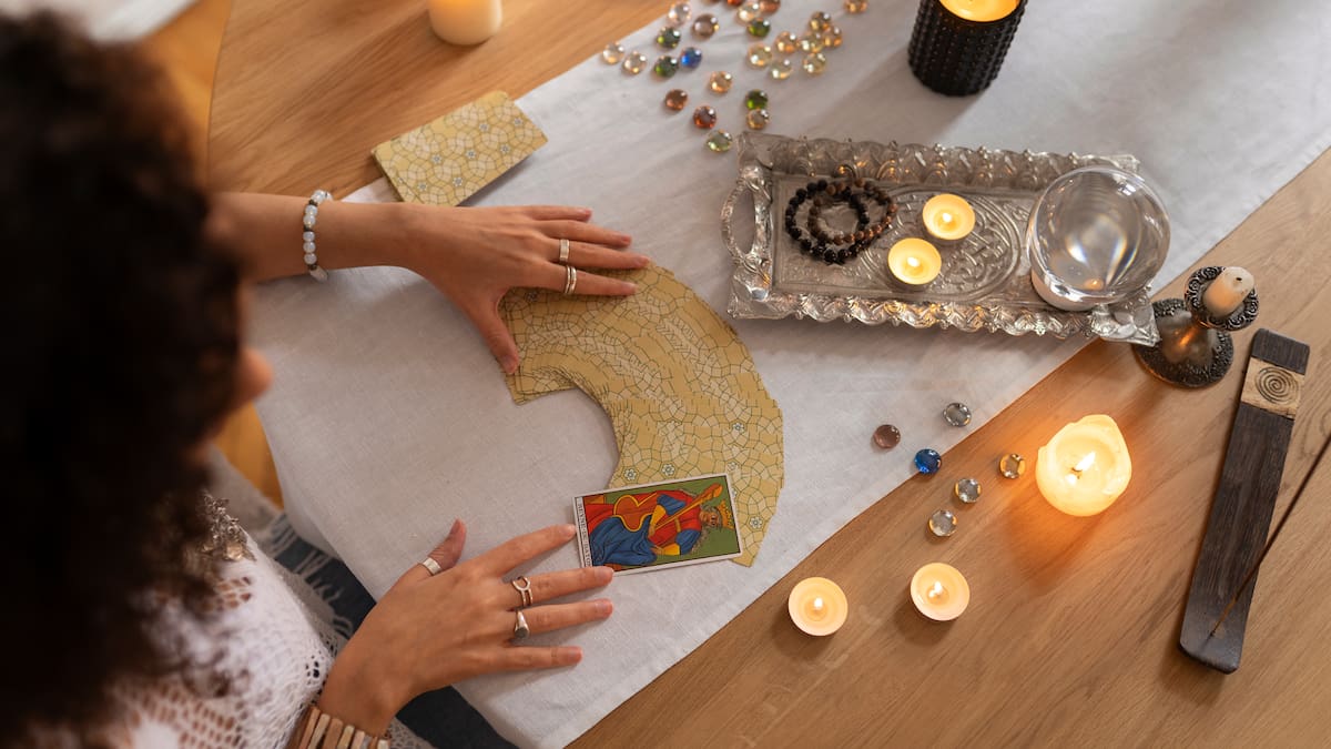 Energías positivas para febrero: los 3 rituales para atraer dinero, prosperidad y suerte el primer día del mes