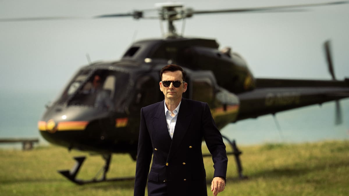 Ideal para ver el finde Largo: la serie británica que revive los excesos sexuales y maltratos laborales de los ’80