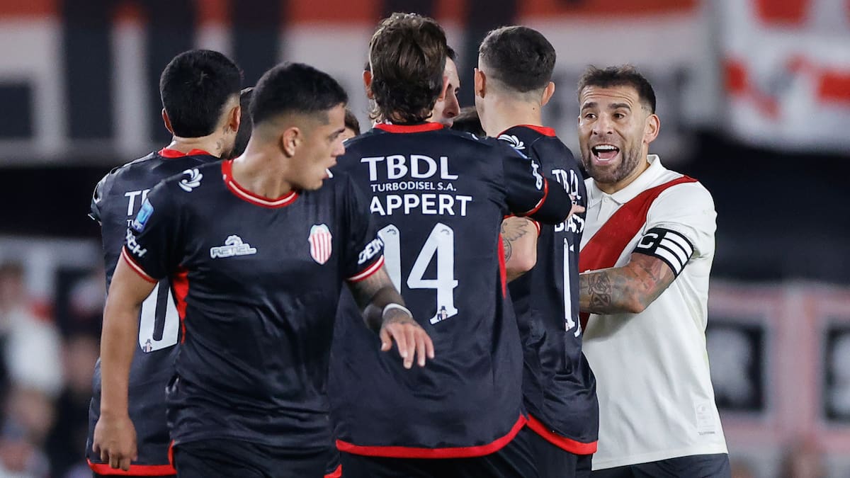 Durísima derrota de River: perdió 1 a 0 ante Barracas en el debut de Otamendi y Ángel Correa
