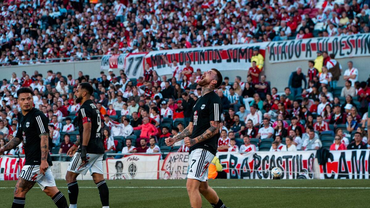 River Plate vs Deportivo Riestra.