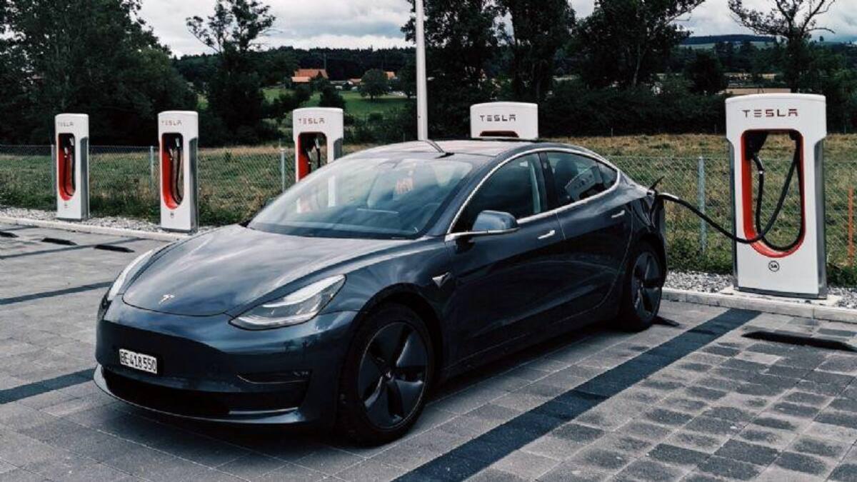 Roban Tesla a una mujer, halla a los ladrones con su móvil y se venga sin piedad