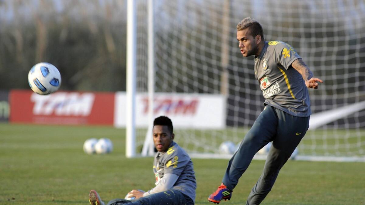 Robinho y Dani Alves, ambos acusados de violación. Foto: NA.