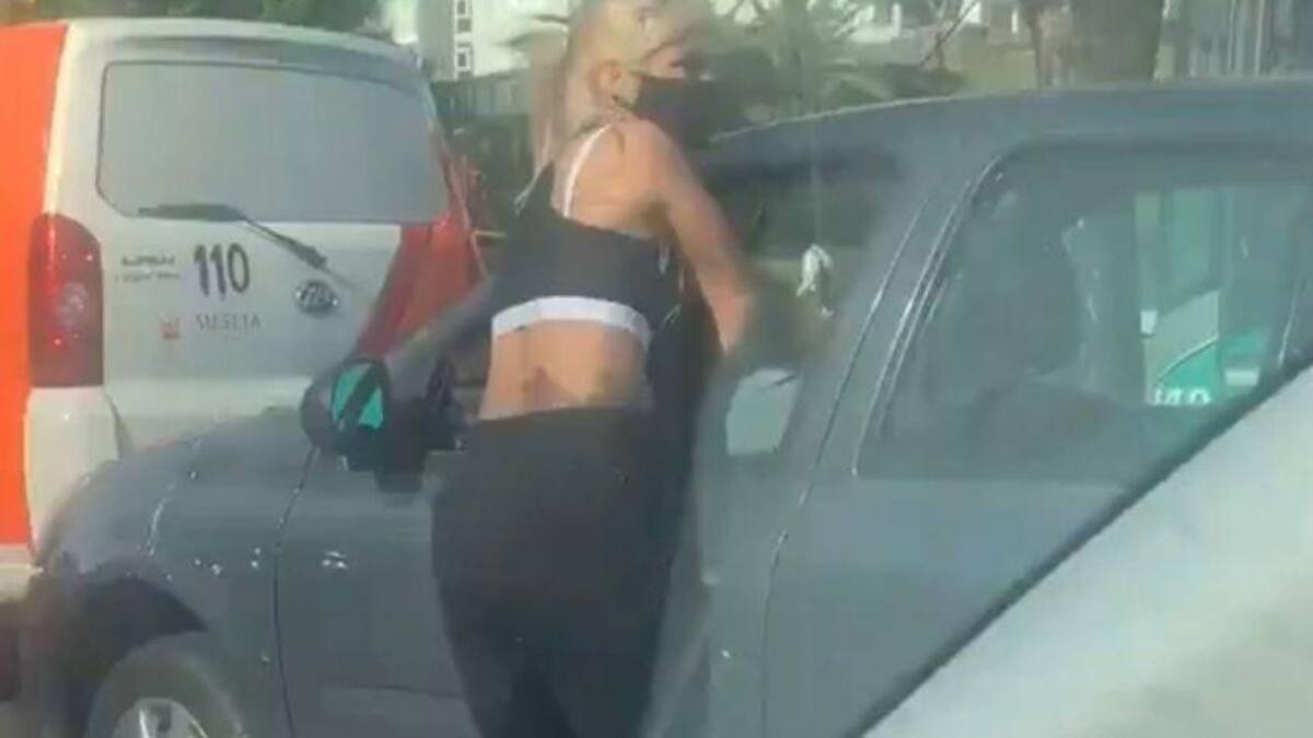 Maglietti filmó con su teléfono a una limpiavidrios robándole a un automovilista