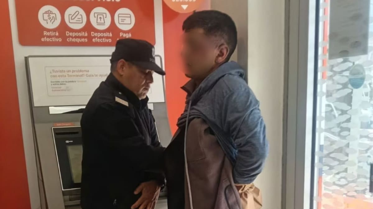 Disparos, forcejos y máxima tensión en un banco del Conurbano: clientes redujeron un ladrón y evitaron el robo