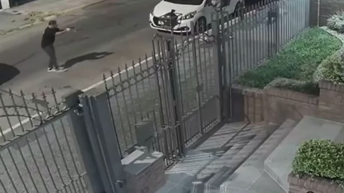 Video: así fue el enfrentamiento a tiros entre un policía y delincuentes en Ramos Mejía, evitó el robo y redujo a uno de los sospechosos