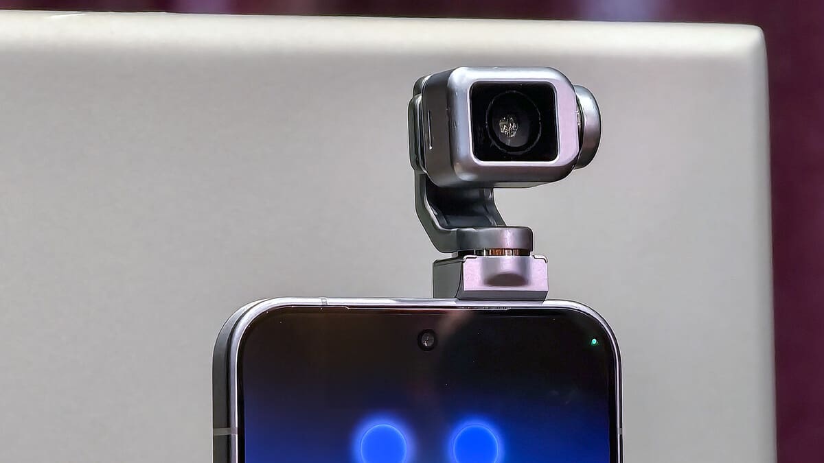 Cómo es Robot Phone, el novedoso celular que incorpora inteligencia artificial y cámara móvil